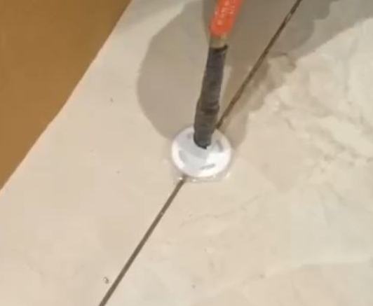 长海瓷砖空鼓维修公司专业解答瓷砖在铺贴过程中，如果没有涂抹均匀到位的粘结材料（如水泥砂浆或瓷砖胶），可能会导致以下问题