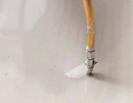 长海瓷砖空鼓维修公司专业解答在瓷砖铺贴过程中，如果使用的砂料过粗（如全部使用了粗砂），可能会导致以下问题